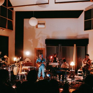Listen to 风来吹 (Live) song with lyrics from 水源