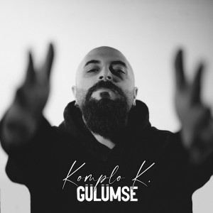 收听Komplo K.的Gülümse歌词歌曲