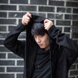 Dengarkan lagu 비 오는 날에 nyanyian 강건 dengan lirik