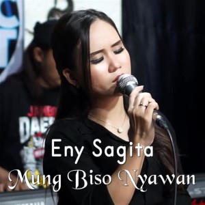 Dengarkan Mung Biso Nyawang lagu dari Group Star dengan lirik