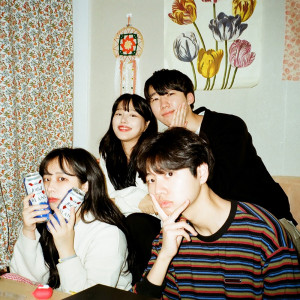 Listen to 작년에는 말야(Feat. 조수잔) song with lyrics from 로빈