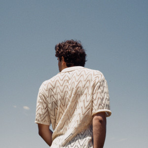 Dengarkan Curls In the Wind lagu dari Mark Ambor dengan lirik