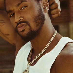ดาวน์โหลดและฟังเพลง Hands On พร้อมเนื้อเพลงจาก Trey Songz