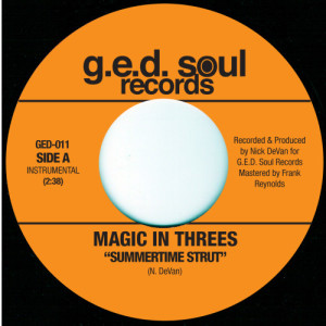 ดาวน์โหลดและฟังเพลง Money Mark in Tha Summer พร้อมเนื้อเพลงจาก Magic in Threes