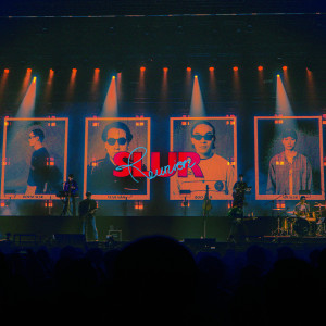 Dengarkan lagu หรือ (Live|SLUR REUNION CONCERT) nyanyian Slur dengan lirik
