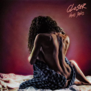 Dengarkan Closer lagu dari Naomi Banks dengan lirik
