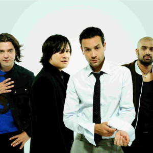 ดาวน์โหลดและฟังเพลง Statue (Acoustic) พร้อมเนื้อเพลงจาก Low Millions