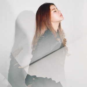 收听Nabila Maharani的Tak Sungguh Memiliki歌词歌曲