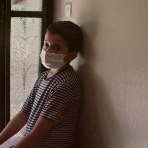 Listen to Küçük İnsanlarız song with lyrics from KöLGE