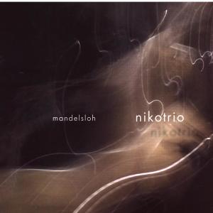ดาวน์โหลดและฟังเพลง EM พร้อมเนื้อเพลงจาก Nikotrio