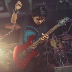 Dengarkan lagu Menangislah nyanyian Een dengan lirik