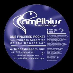 ดาวน์โหลดและฟังเพลง Dancefloor (Greenskeeper Remix) พร้อมเนื้อเพลงจาก One Fingered Pocket