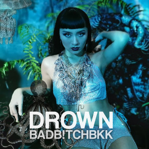 Dengarkan lagu DROWN (Explicit) nyanyian BadBitchBkk dengan lirik