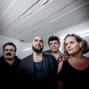 收聽Ernesto Zeppa的Vete de Mí歌詞歌曲