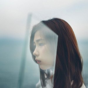 Dengarkan lagu Pao Pao Li De Kong Qi nyanyian 杜小乔 dengan lirik