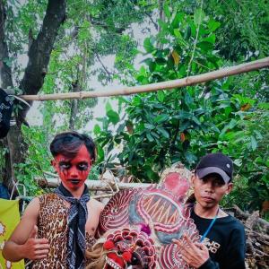 Dengarkan Rogo Samboyo Putro Bas Gler lagu dari Seni jaranan dengan lirik