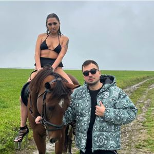 Listen to Na koně song with lyrics from Pragoholik