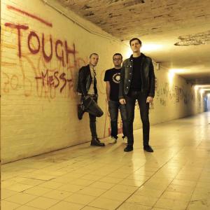 Dengarkan Scars lagu dari Tough dengan lirik