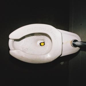 收聽petie的piss colored glasses (Explicit)歌詞歌曲