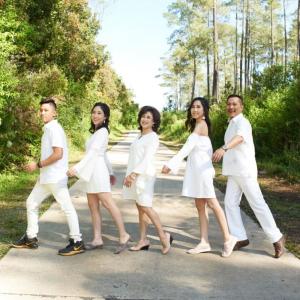 Listen to Ini Aku... Tuhan... song with lyrics from Eduard and Fam
