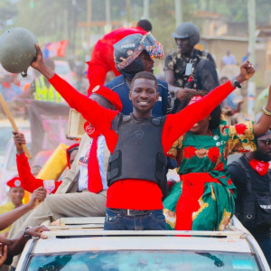 Dengarkan lagu Akatengo (Explicit) nyanyian Bobi Wine dengan lirik