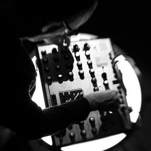 Dengarkan Jam 1 lagu dari LudoWic dengan lirik