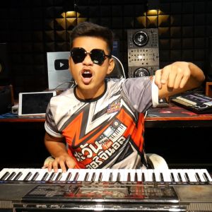 ดาวน์โหลดและฟังเพลง โชว์วงมันๆ พร้อมเนื้อเพลงจาก ตะวัน ออริจินอล