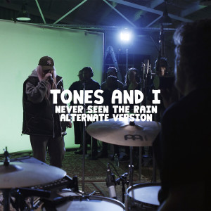 收聽Tones and I的Never Seen The Rain (Alternate Version)歌詞歌曲