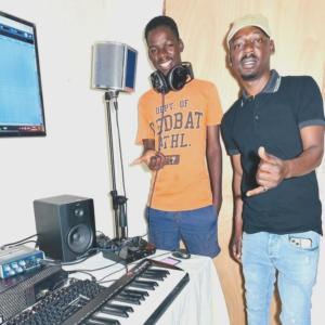 ดาวน์โหลดและฟังเพลง Hi Yonooo (feat. Dj Nghudla & Salani The Producer) พร้อมเนื้อเพลงจาก XamaCcombo Wa Mhana Vafana