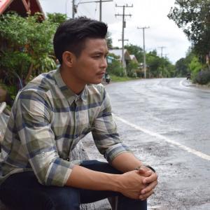 Listen to ว่าแม่นสิลืม song with lyrics from โอ๊ต สุธารมย์