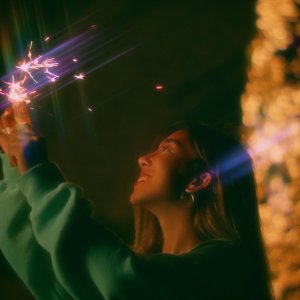 Dengarkan Whiskey Eyes lagu dari Naynae Bradley dengan lirik