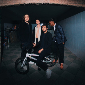 Dengarkan Rosé lagu dari NOVENOVE dengan lirik