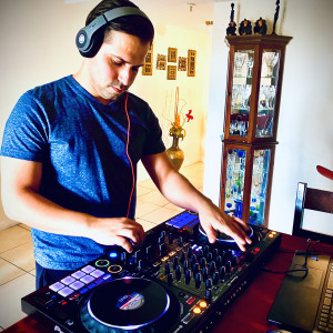 ดาวน์โหลดและฟังเพลง Love What You Do (Mix) พร้อมเนื้อเพลงจาก Daniel Yero