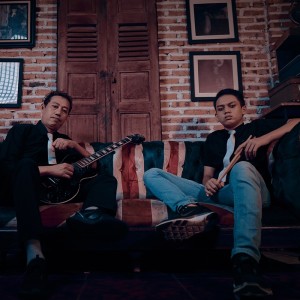 ดาวน์โหลดและฟังเพลง Corona Gila พร้อมเนื้อเพลงจาก Zen Project