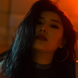 Dengarkan lagu Я знаю nyanyian Naz dengan lirik