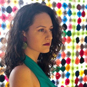 ดาวน์โหลดและฟังเพลง Filha do Tempo พร้อมเนื้อเพลงจาก Rayana Toledo