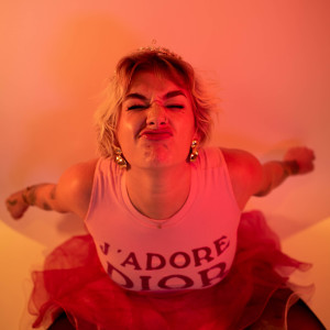 ดาวน์โหลดและฟังเพลง Drama Queen พร้อมเนื้อเพลงจาก Amber Leigh Irish