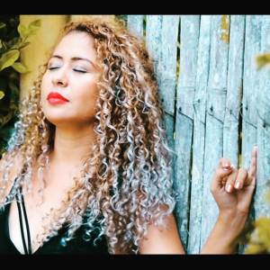 收聽nayarith castaño的El Mujeriego歌詞歌曲