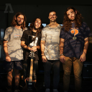 Dengarkan lagu Humming (Audiotree Live Version) nyanyian Turnover dengan lirik