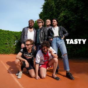 Dengarkan lagu Amour moderne nyanyian Tasty dengan lirik