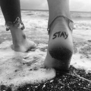 ดาวน์โหลดและฟังเพลง Stay พร้อมเนื้อเพลงจาก Melys