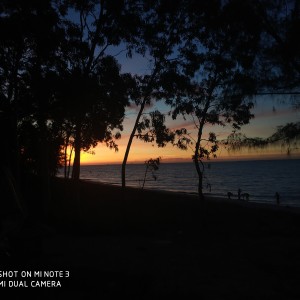 Dengarkan lagu 晚风 (完整版) nyanyian 青椒 dengan lirik