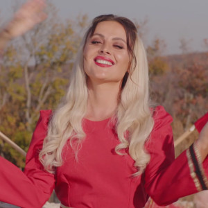 收听Kosovare Hasi的Nëntori i lavdisë歌词歌曲