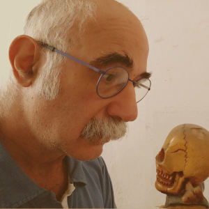 收聽Leo Maslíah的Una Mirada Más歌詞歌曲