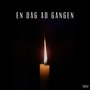Dengarkan lagu En Dag Ad Gangen nyanyian Sarah West dengan lirik
