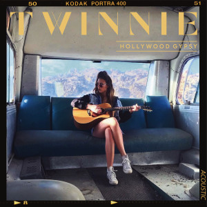 收聽Twinnie的Hollywood Gypsy (Acoustic)歌詞歌曲