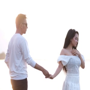 收听Gerry Mahesa的CERITA CINTA KITA歌词歌曲