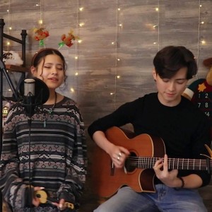 ดาวน์โหลดและฟังเพลง Mistletoe พร้อมเนื้อเพลงจาก Andrew Foy