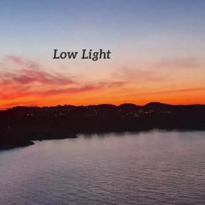ดาวน์โหลดและฟังเพลง Low Light (feat. Waxahatchee & Diggy Dex) พร้อมเนื้อเพลงจาก Onage Z