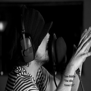 ดาวน์โหลดและฟังเพลง Idle Times พร้อมเนื้อเพลงจาก Tom Biddle